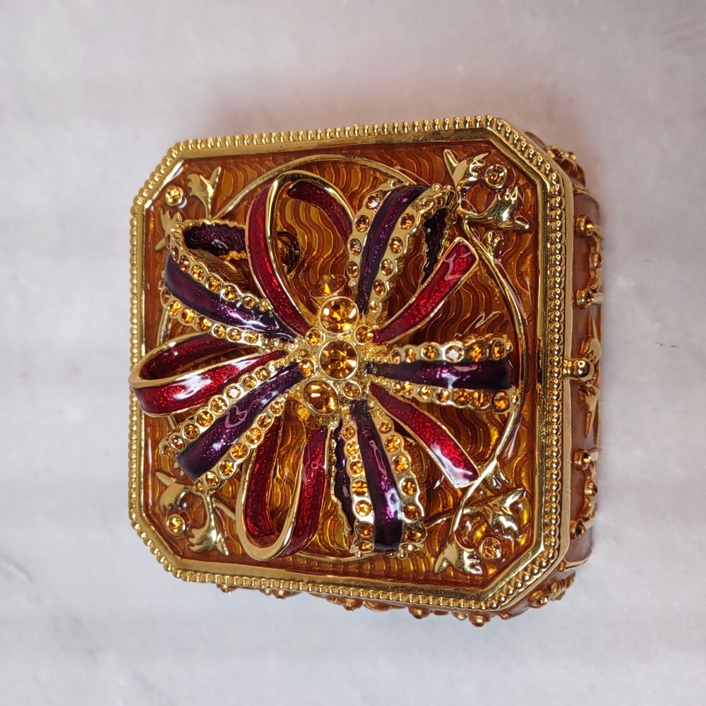 Joan Rivers "Hidden Treasures" Trinket Box W/Brooch & Earrings